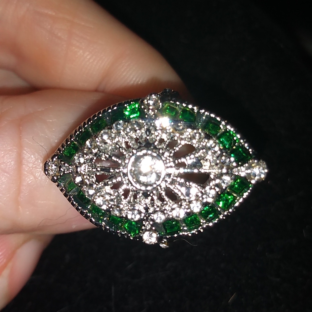 Green and White Crystal Ring - Picture 3 of 4